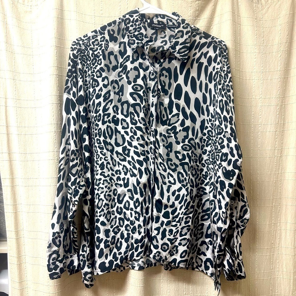 Black and white leopard animal print button down top small tolani